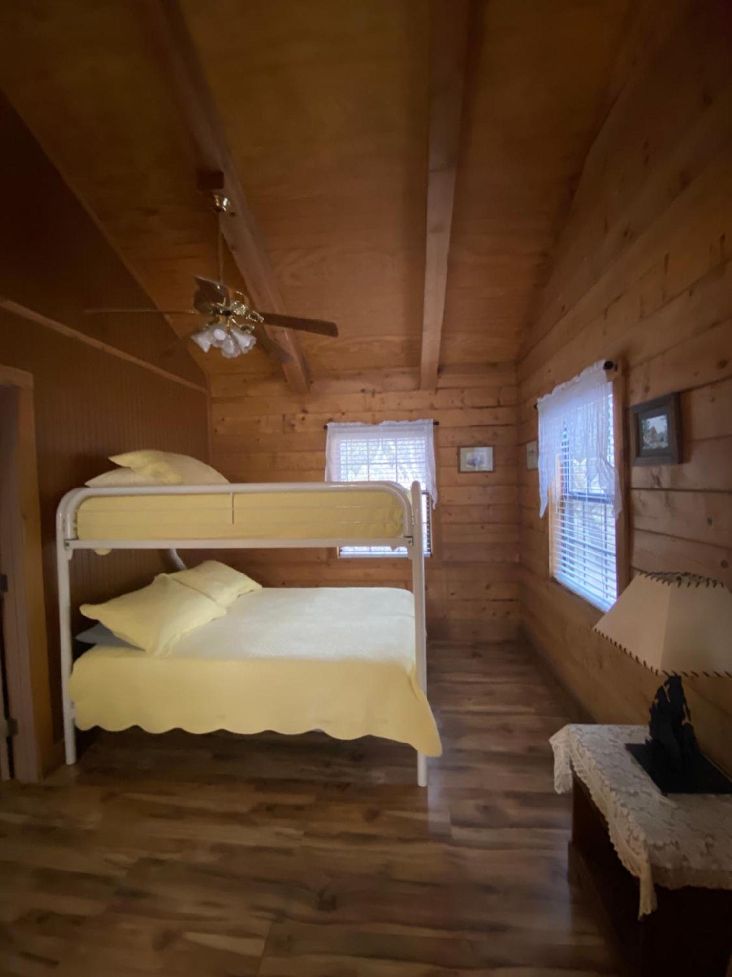 A Peace Of Heaven Cabins And Rv Vanderpool Exteriör bild