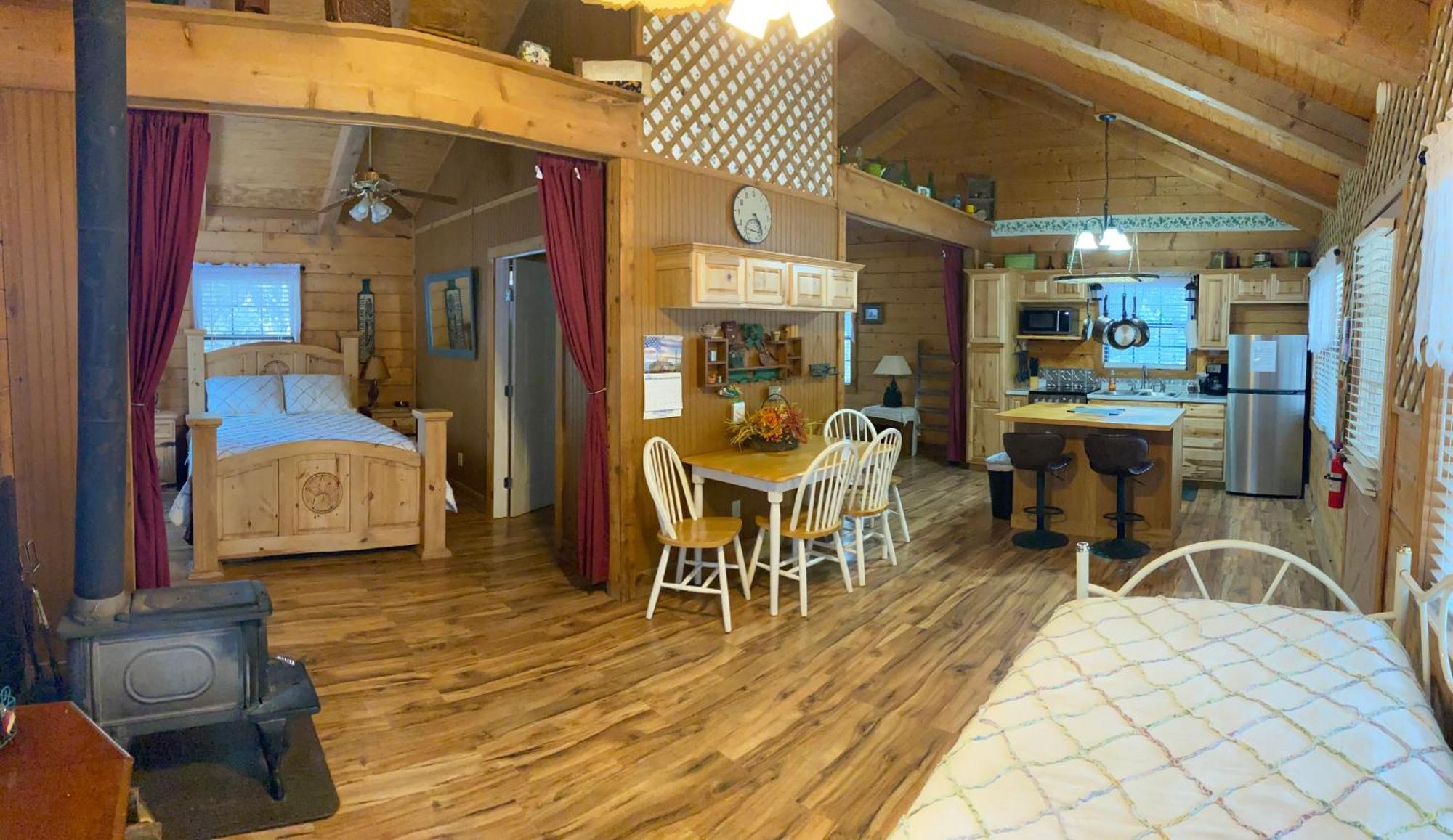 A Peace Of Heaven Cabins And Rv Vanderpool Exteriör bild