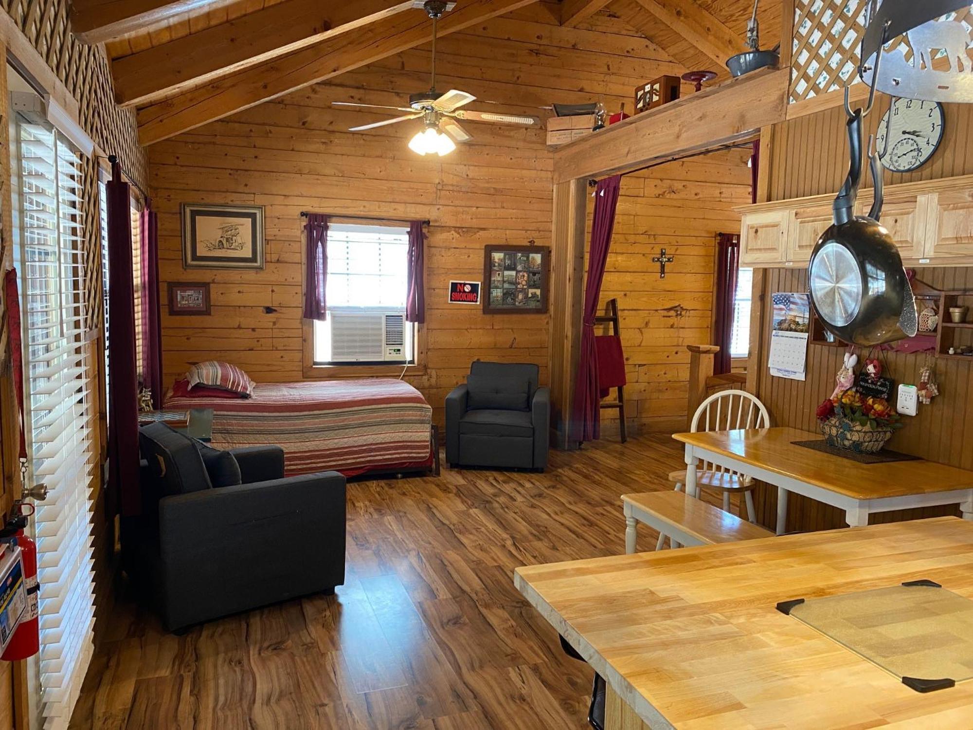 A Peace Of Heaven Cabins And Rv Vanderpool Exteriör bild