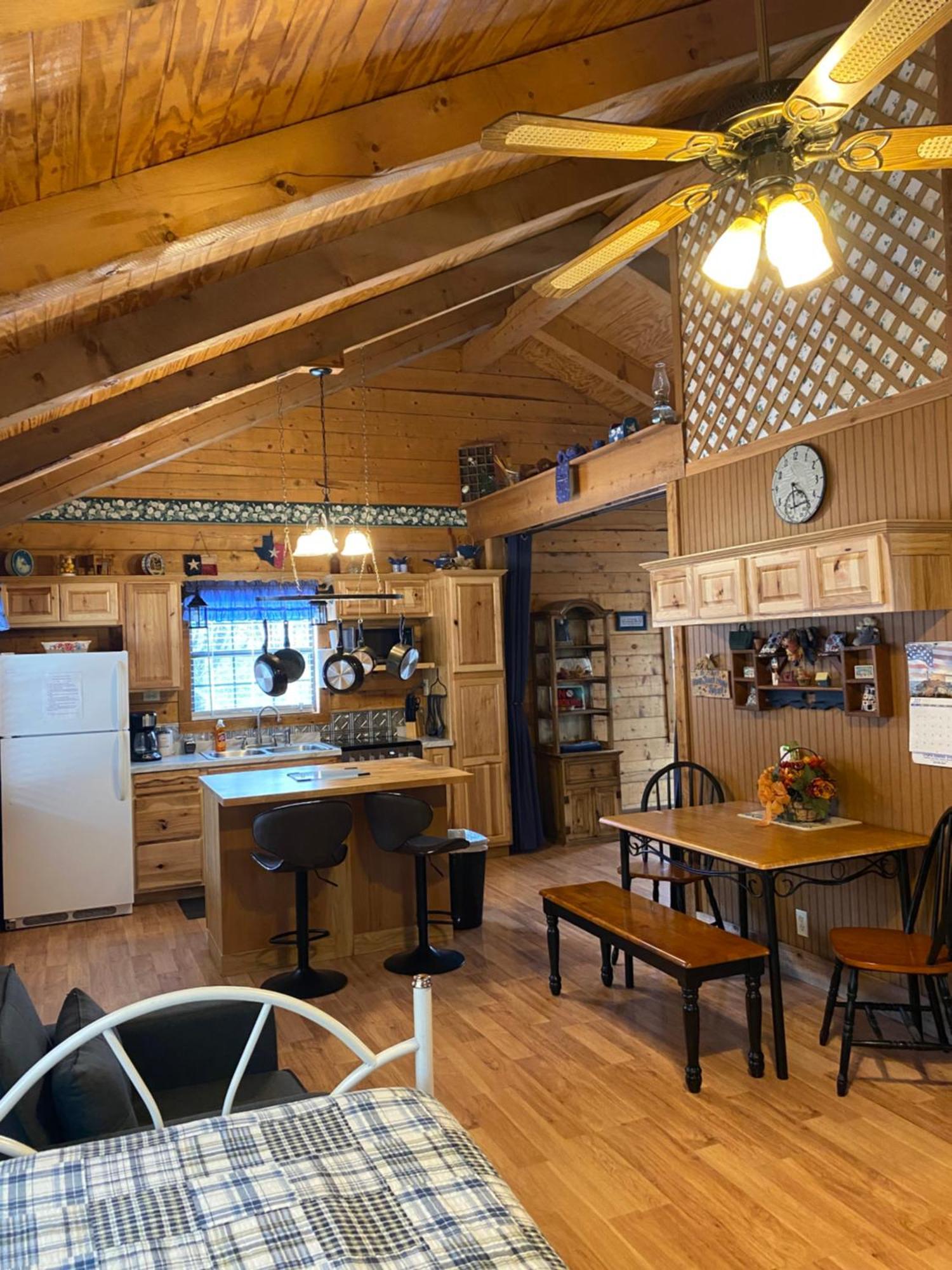 A Peace Of Heaven Cabins And Rv Vanderpool Exteriör bild